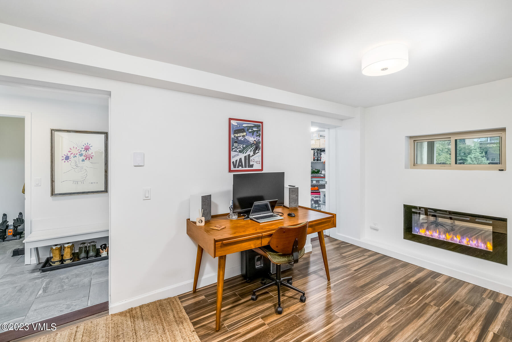 16 Eagle-Vail Road, Unit A1 Eagle-Vail, CO 81620 - Photo 24 of 30 a workspace with furniture and a wooden floor