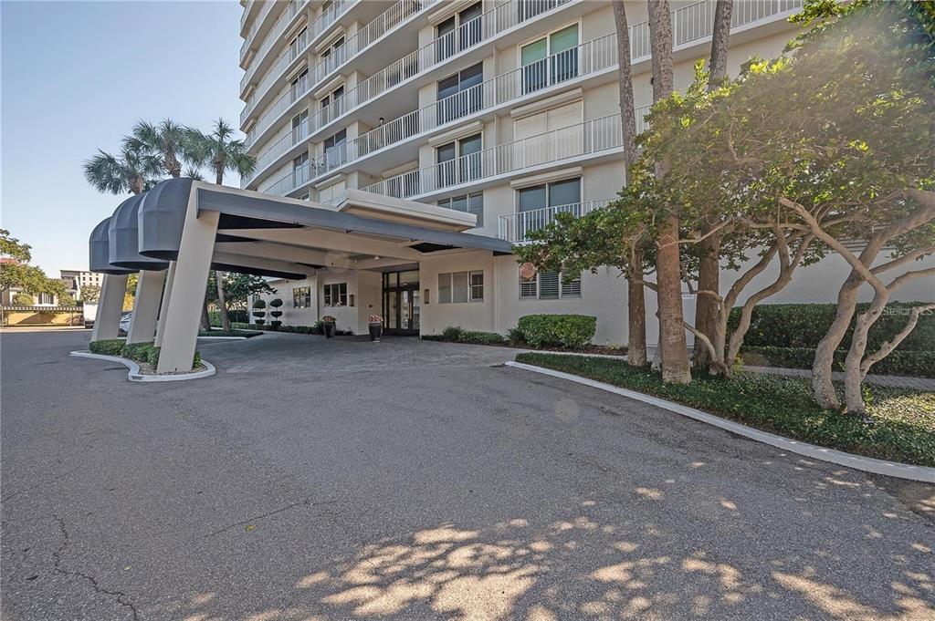 2611 Bayshore Boulevard, Unit 806 Tampa, FL 33629 - Photo 25 of 35 a big building with a street