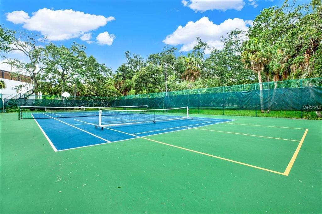 2611 Bayshore Boulevard, Unit 806 Tampa, FL 33629 - Photo 35 of 35 a view of a tennis court