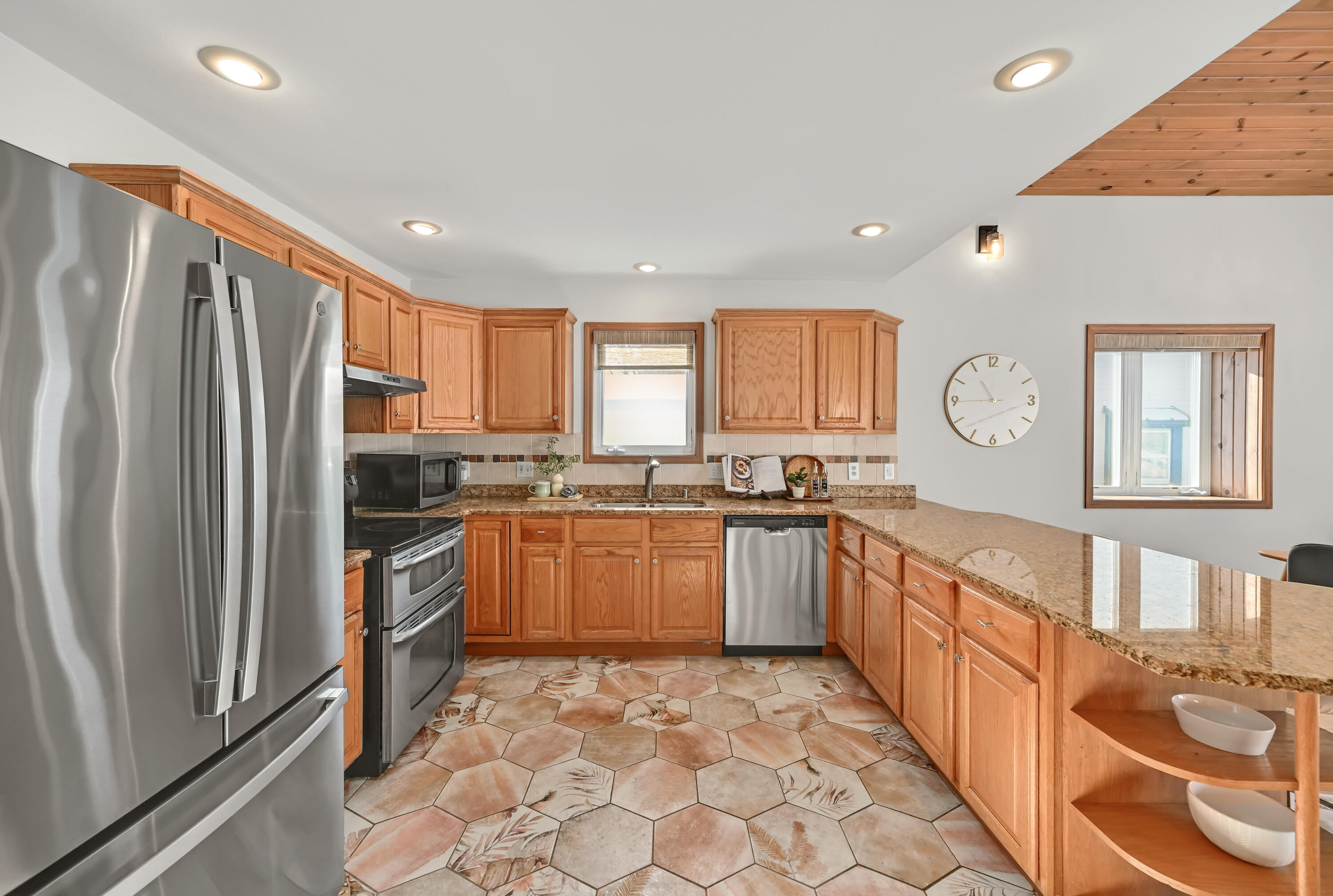 2135 West Shore Drive Delafield, WI 53018 - Photo 12 of 49 Stainless steel appliances