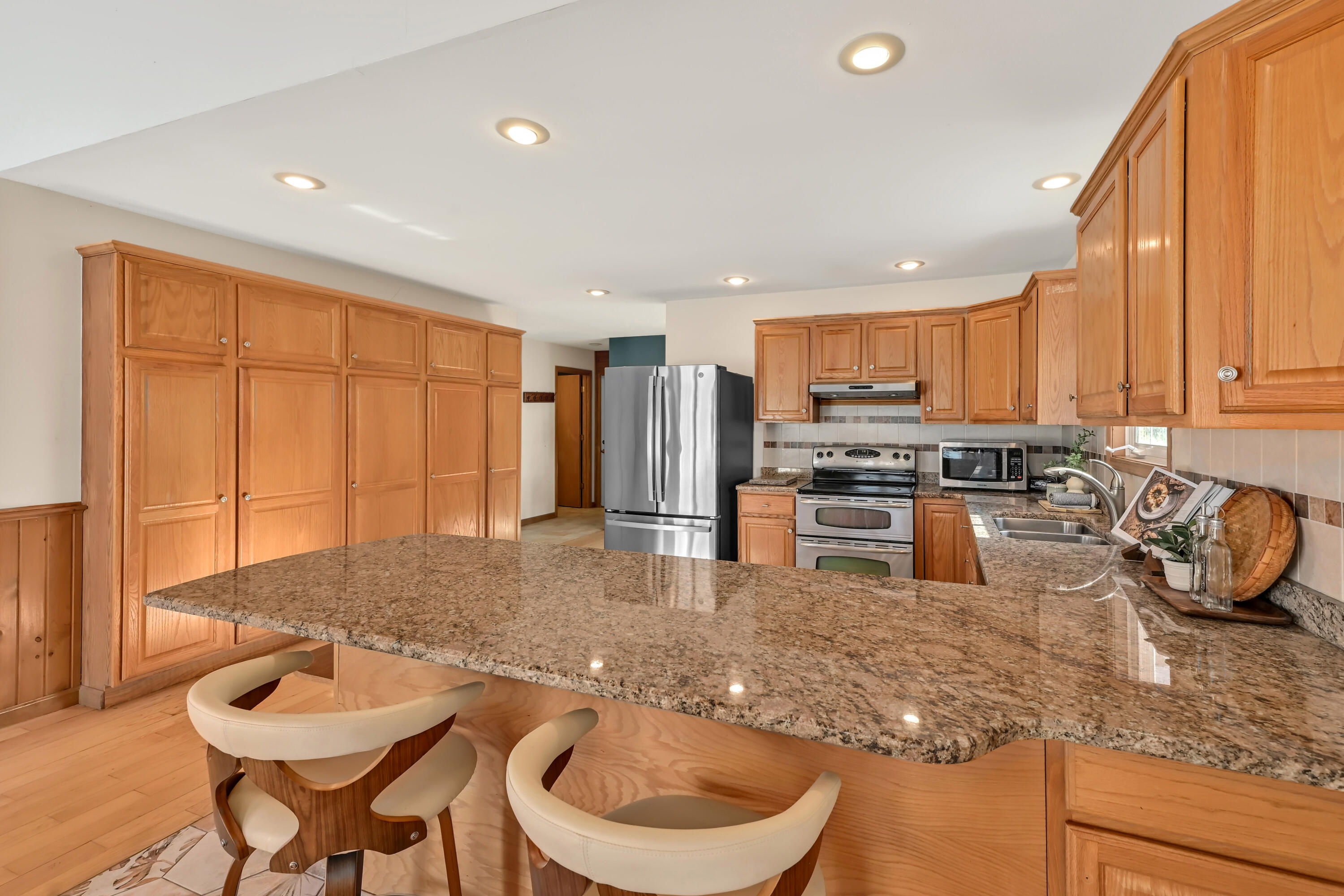 2135 West Shore Drive Delafield, WI 53018 - Photo 16 of 49 Granite countertops