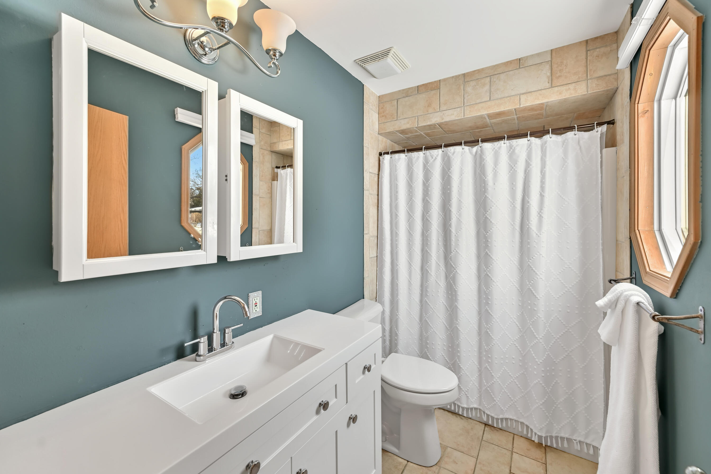 2135 West Shore Drive Delafield, WI 53018 - Photo 27 of 49 Full bathroom upstairs