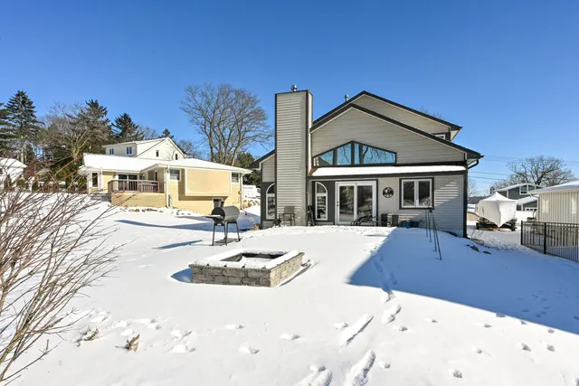 $640,000 | 2135 West Shore Drive, Delafield, WI 53018