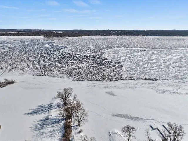 $640,000 | 2135 West Shore Drive, Delafield, WI 53018