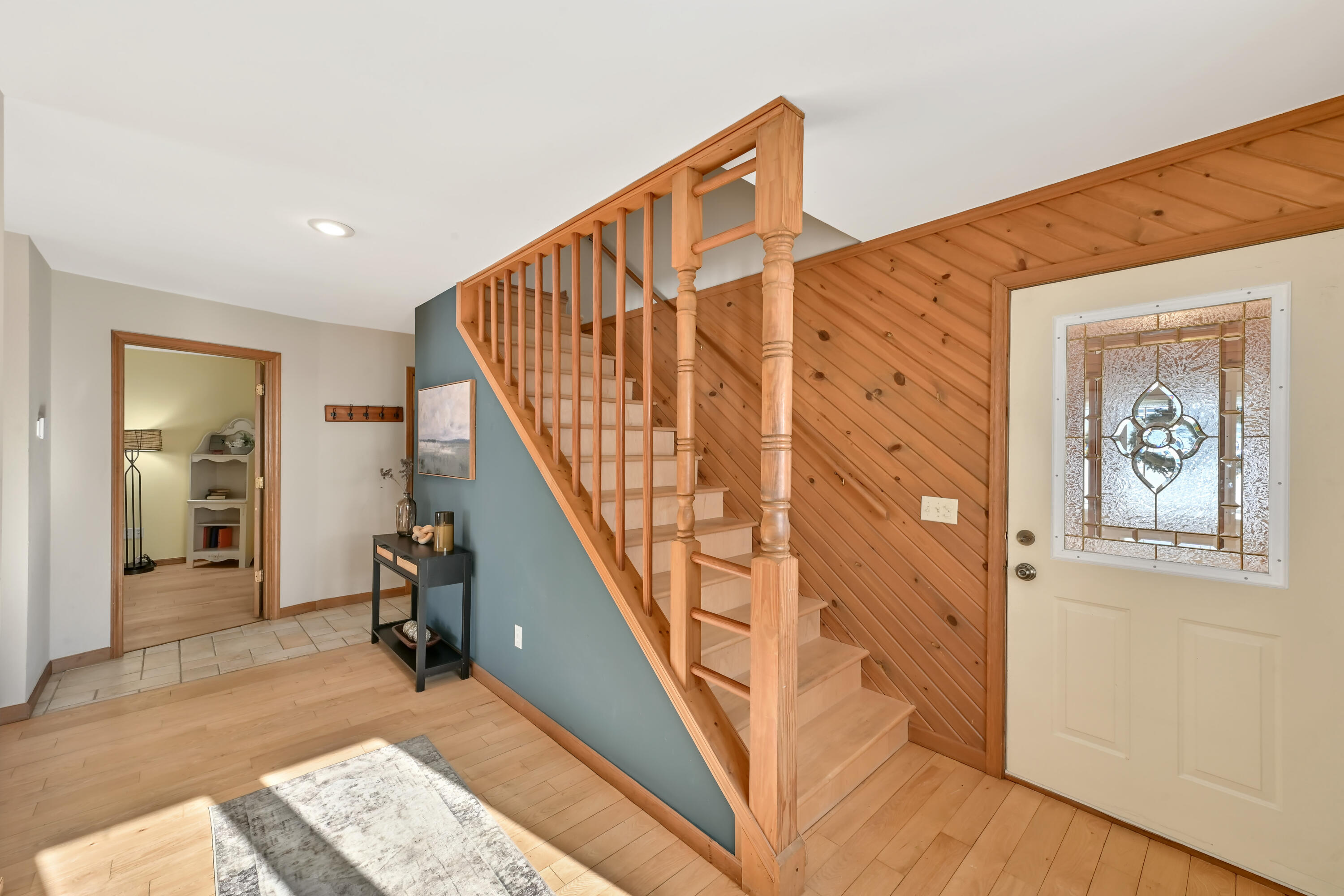 2135 West Shore Drive Delafield, WI 53018 - Photo 9 of 49 Entryway