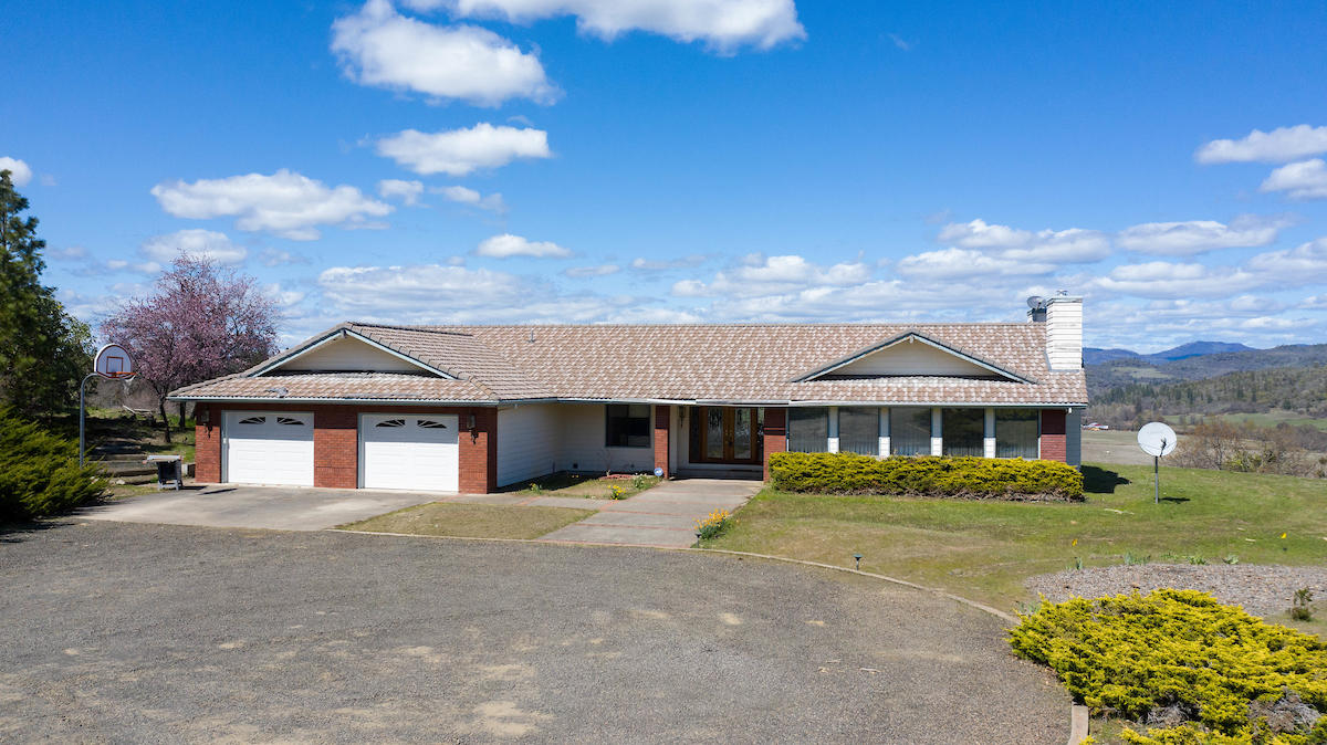 3990 East Antelope Road Eagle Point, OR 97524 - Photo 1 of 32 1