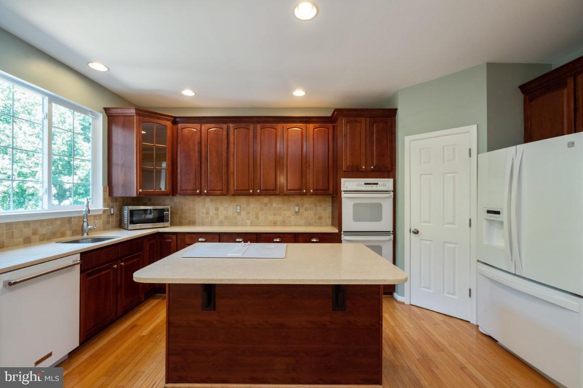 8381 Jovin Circle Springfield, VA 22153 - Photo 6 of 40