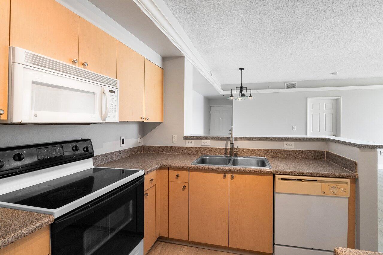 7950 North Nob Hill Road, Unit 206 Tamarac, FL 33321 - Photo 11 of 41 Kitchen