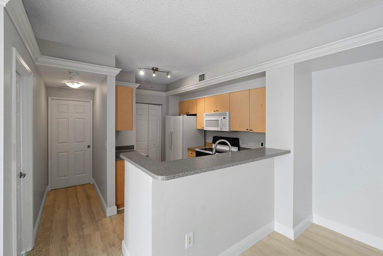 7950 North Nob Hill Road, Unit 206 Tamarac, FL 33321 - Photo 8 of 41 Kitchen