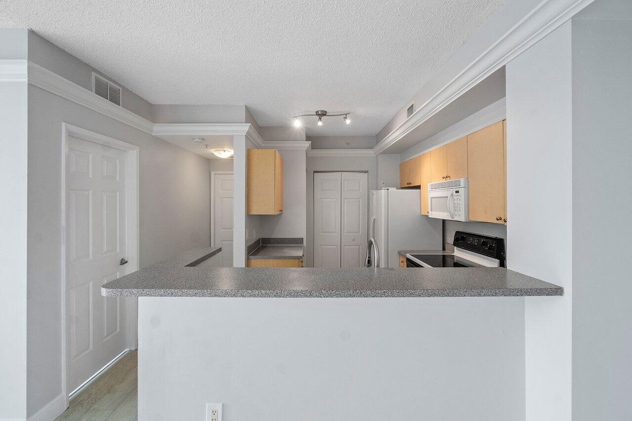 7950 North Nob Hill Road, Unit 206 Tamarac, FL 33321 - Photo 9 of 41 Kitchen