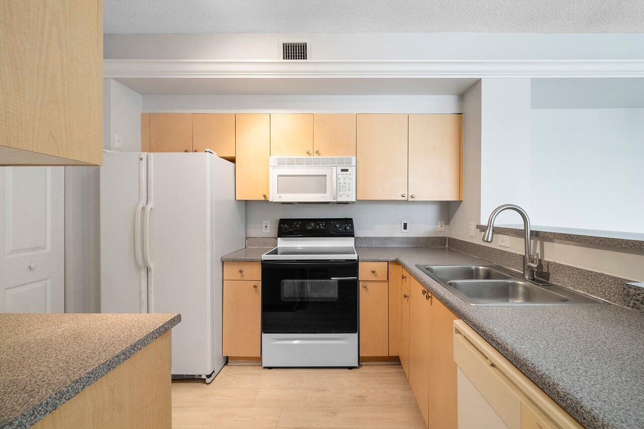 7950 North Nob Hill Road, Unit 206 Tamarac, FL 33321 - Photo 10 of 41 Kitchen