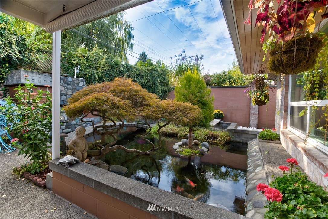 2347 North 64th Street Seattle, WA 98103 - Photo 20 of 25 a garden filled with lots of potted plants
