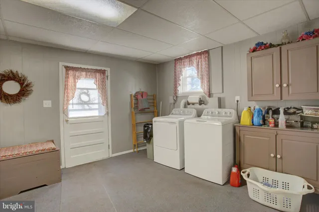 a view of a yard with a house