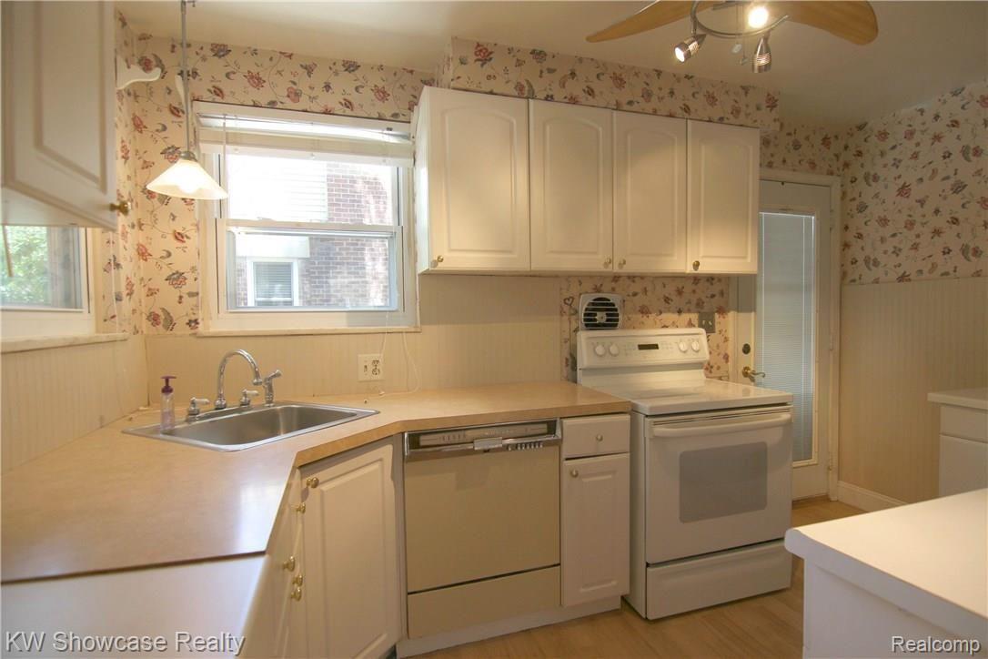 4148 Cornwall Street Berkley, MI 48072 - Photo 9 of 23 Kitchen