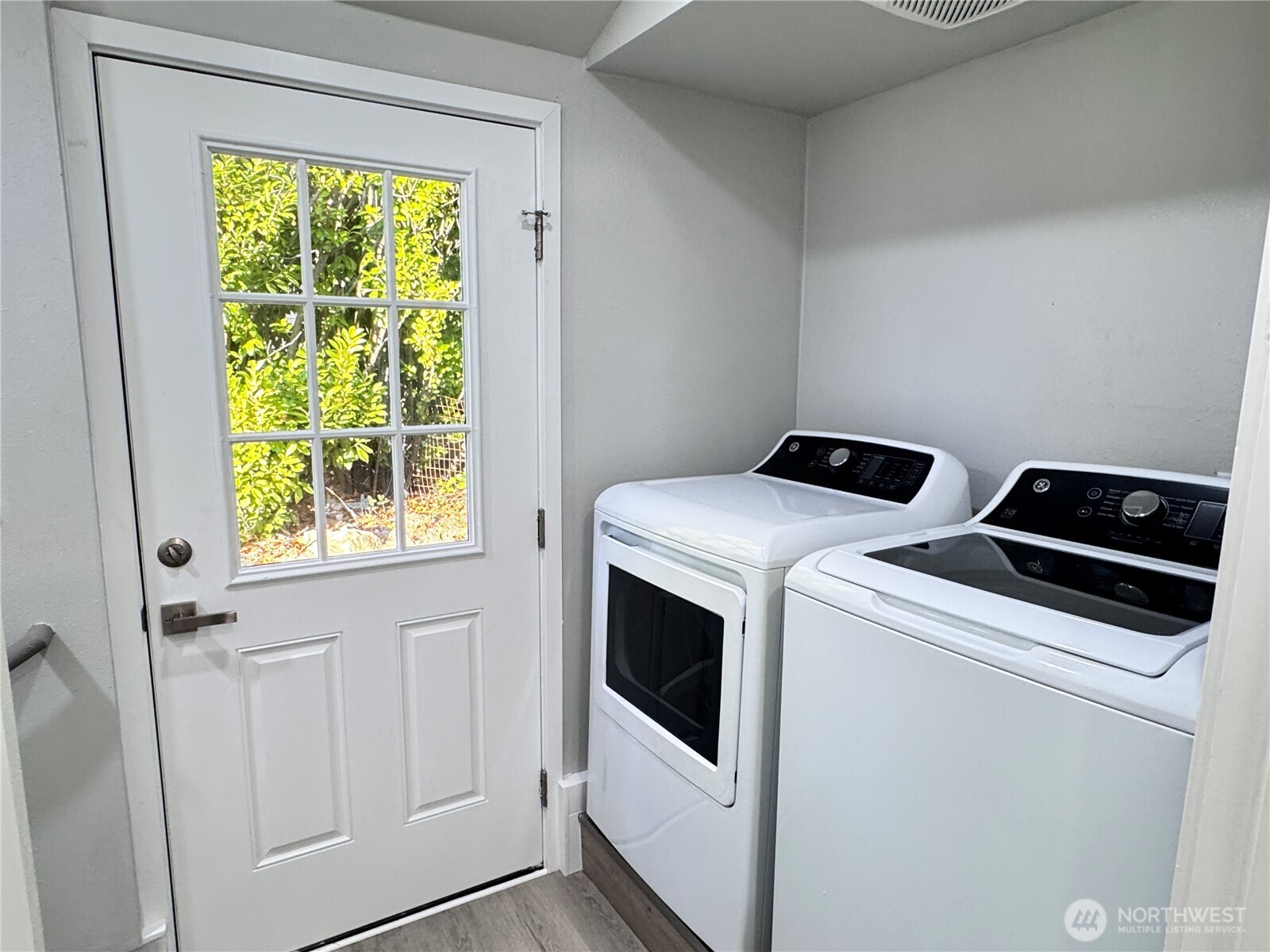 213 Willow Street Bremerton, WA 98310 - Photo 17 of 29 a utility room with dryer and washer