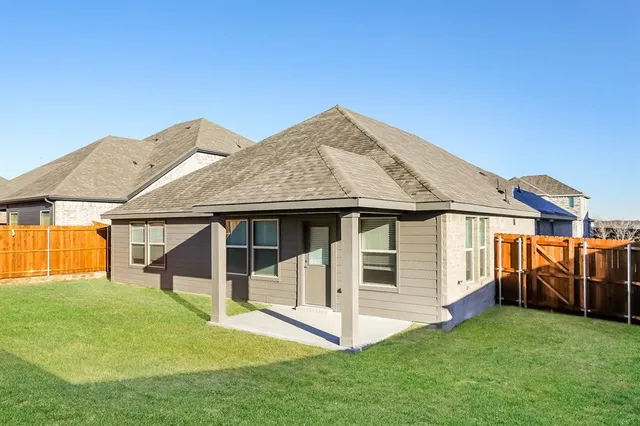 a view of a house with backyard