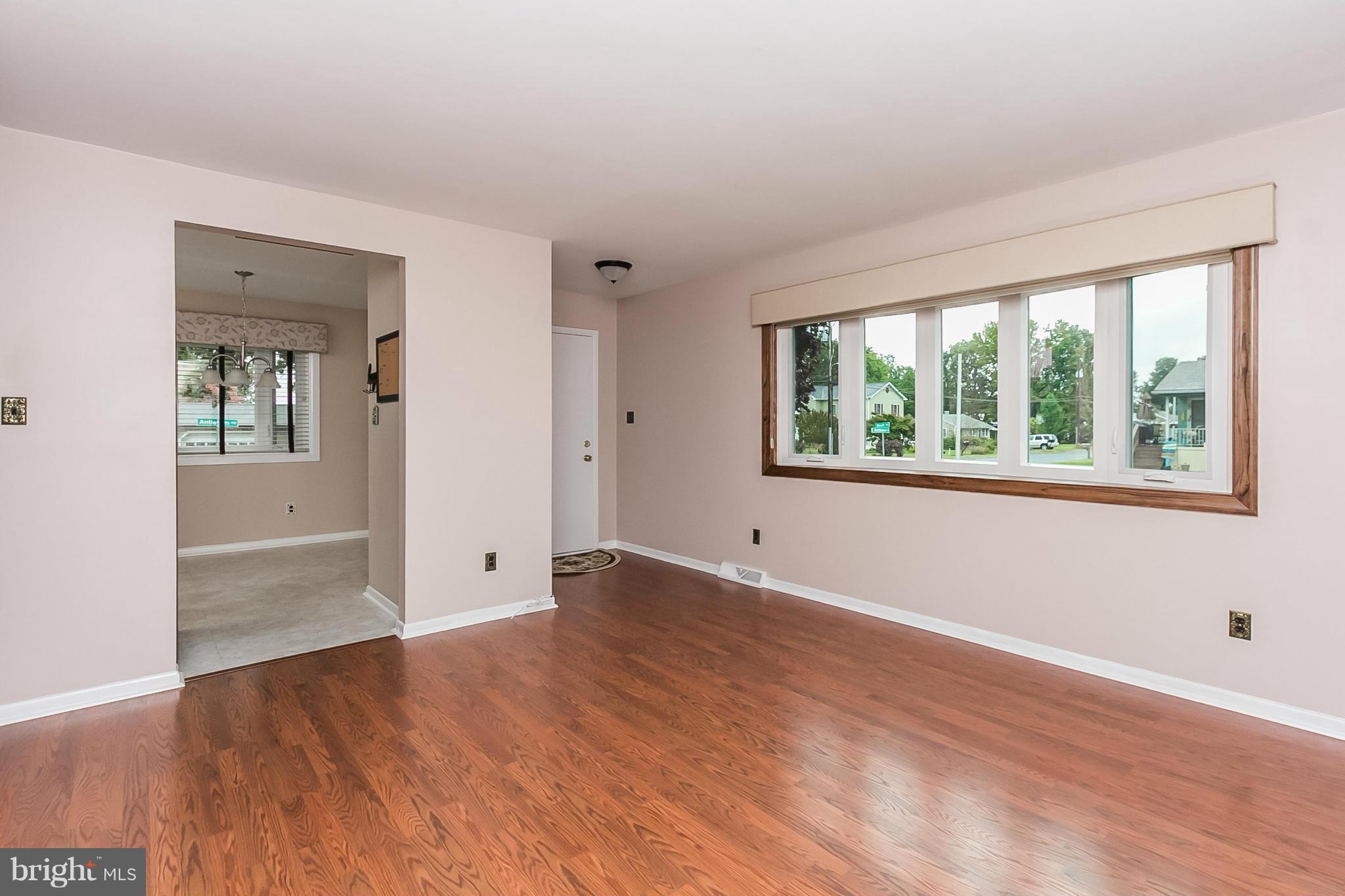 2114 Birch Road Baltimore, MD 21221 - Photo 8 of 21 Living Room
