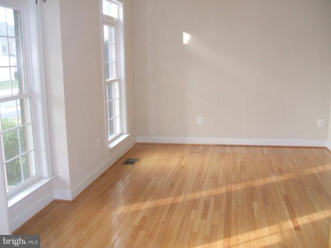 4008 Sapling Way Triangle, VA 22172 - Photo 4 of 16 Dining Room