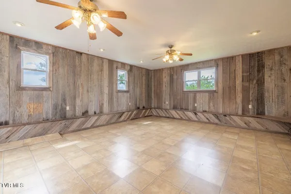 $475,000 | 207 Pleasant View Road, Rose Hill, VA 24281