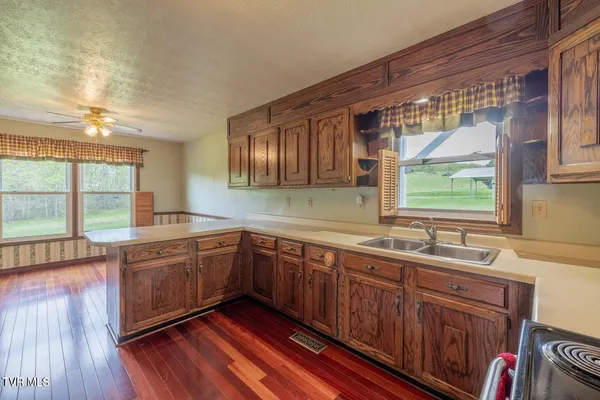 $475,000 | 207 Pleasant View Road, Rose Hill, VA 24281