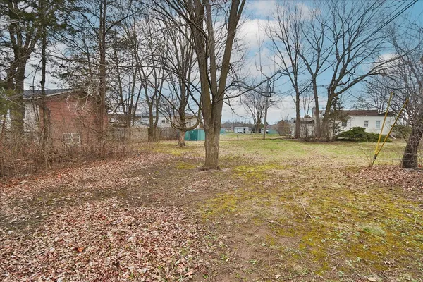 a view of a yard with a house