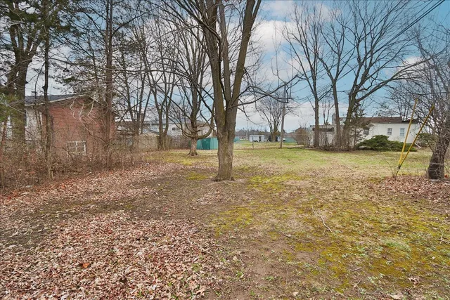 a view of a yard with a house