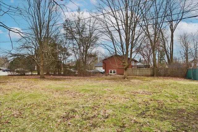 a view of a yard with a house