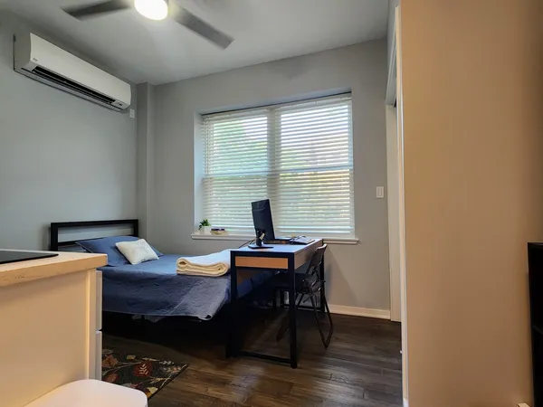 $1,150 | 5240 North Winthrop Avenue, Unit 204, Chicago, IL 60640