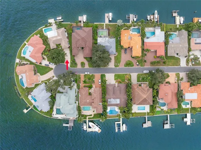 a view of a house with backyard and garden