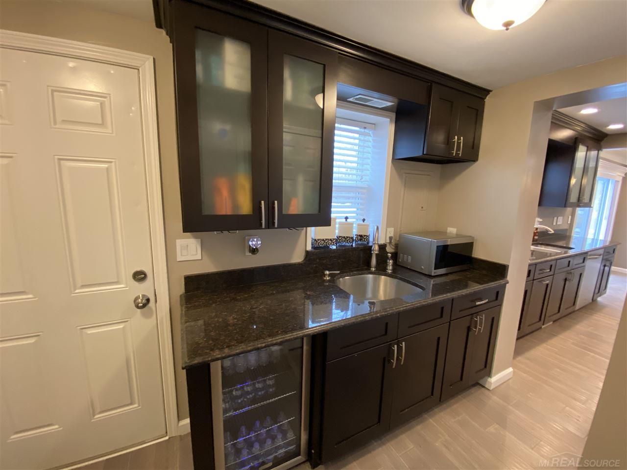 37510 Utica Road Sterling Heights, MI 48312 - Photo 6 of 13 Wet bar