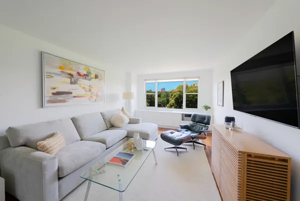 $1,195,000 | 1270 5th Avenue, Unit 8R | Upper Carnegie Hill