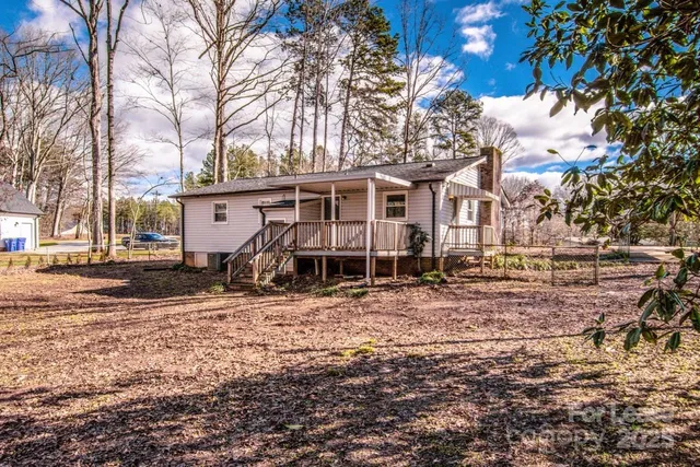 a view of a house with backyard