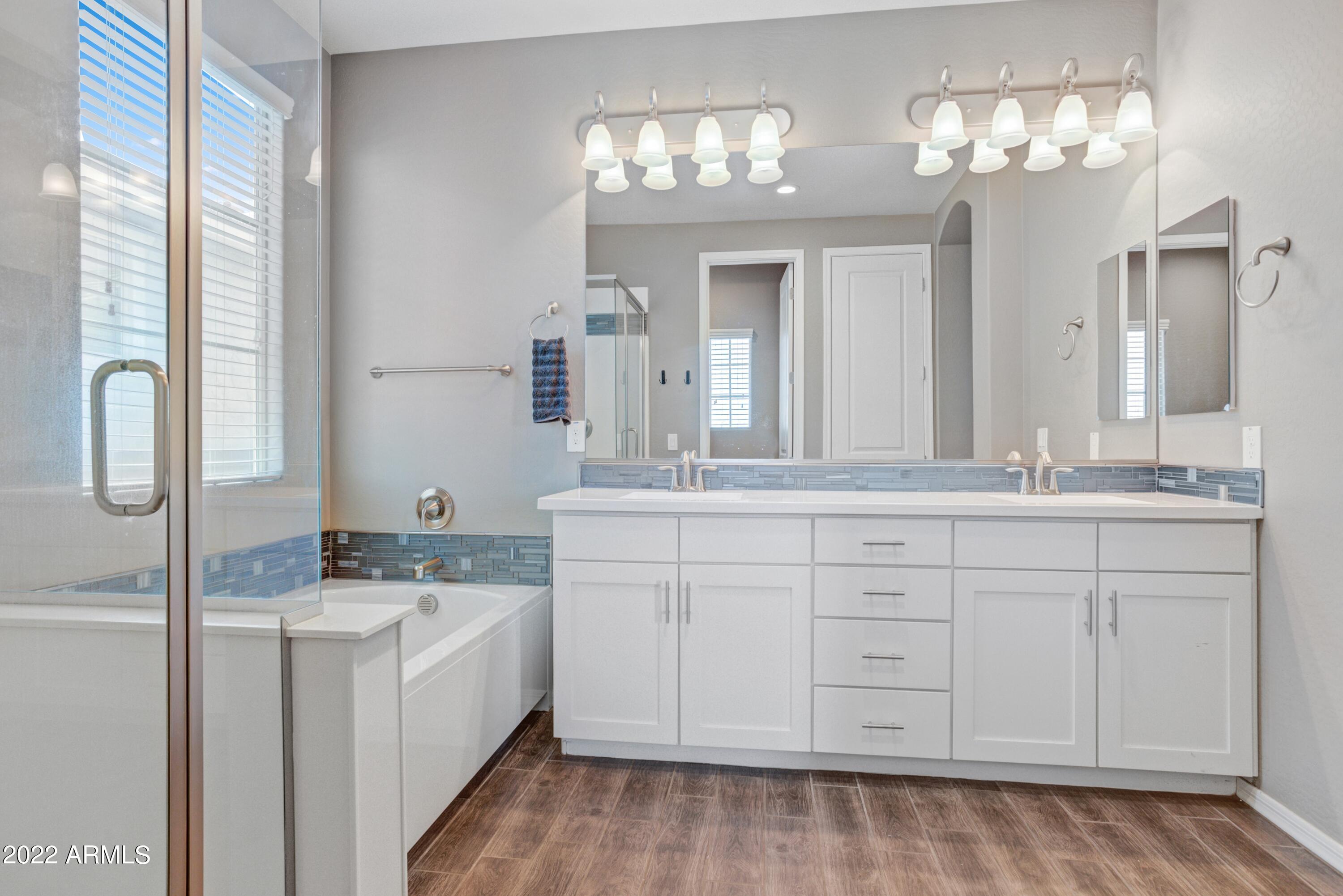 2048 South Agnes Lane Gilbert, AZ 85295 - Photo 14 of 31 Primary Suite Bathroom