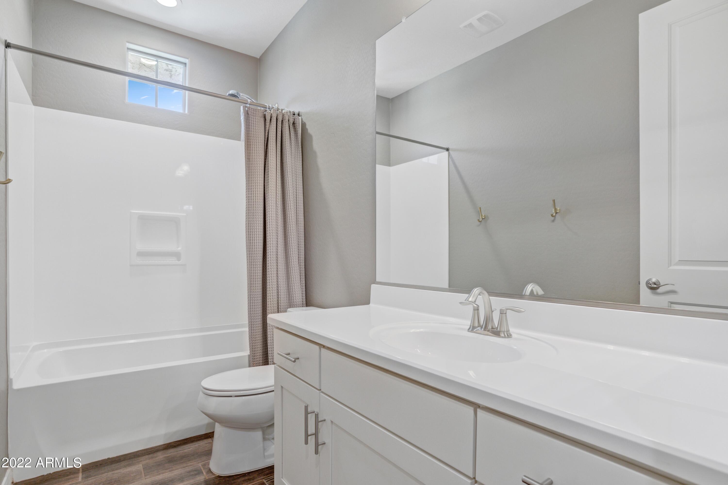 2048 South Agnes Lane Gilbert, AZ 85295 - Photo 21 of 31 Bathroom III