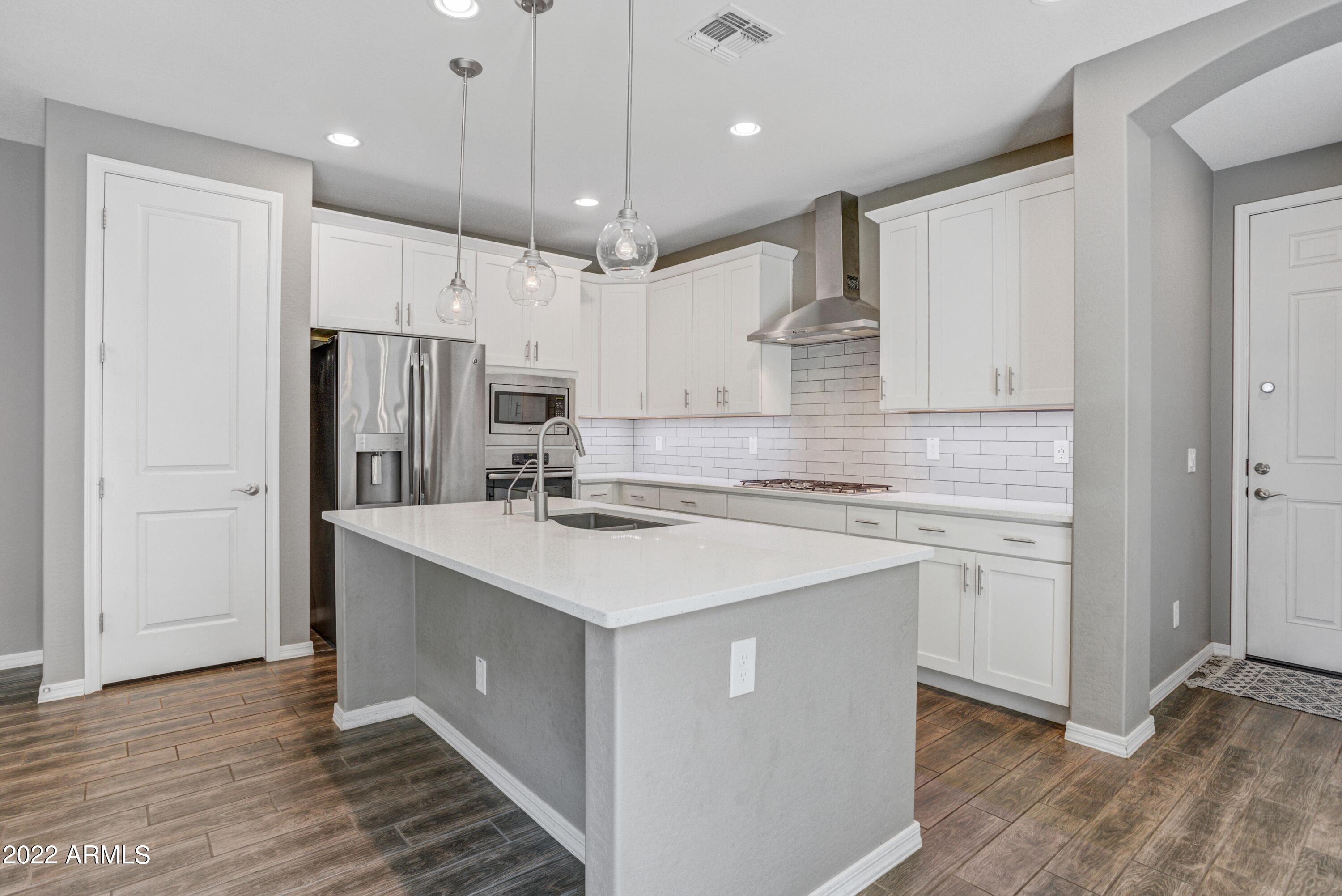 2048 South Agnes Lane Gilbert, AZ 85295 - Photo 3 of 31 Kitchen