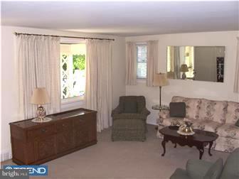 1009 Salem Road Burlington, NJ 08016 - Photo 4 of 12 Living Room