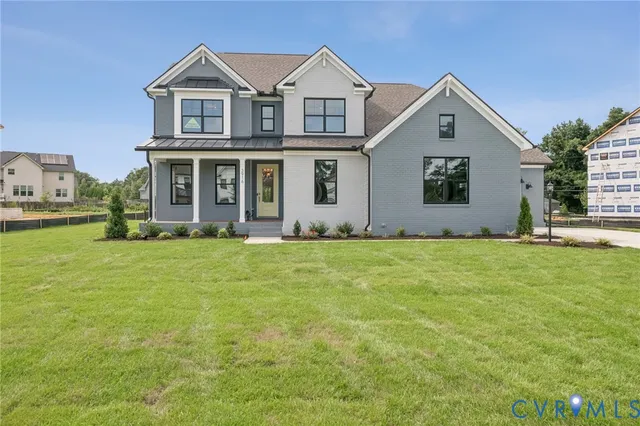 a view of a yard in front of house