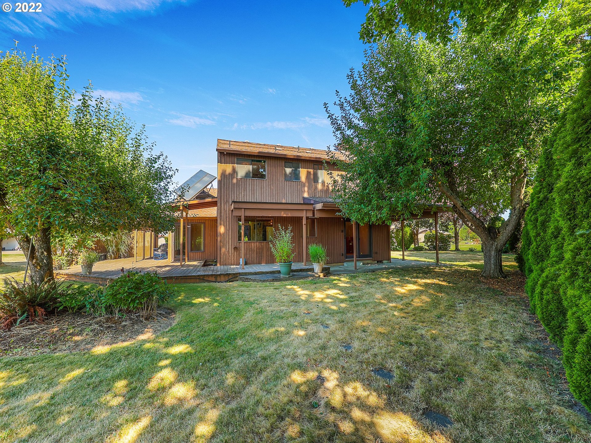 9696 South Gribble Road Canby, OR 97013 - Photo 23 of 32 a front view of a house with a garden
