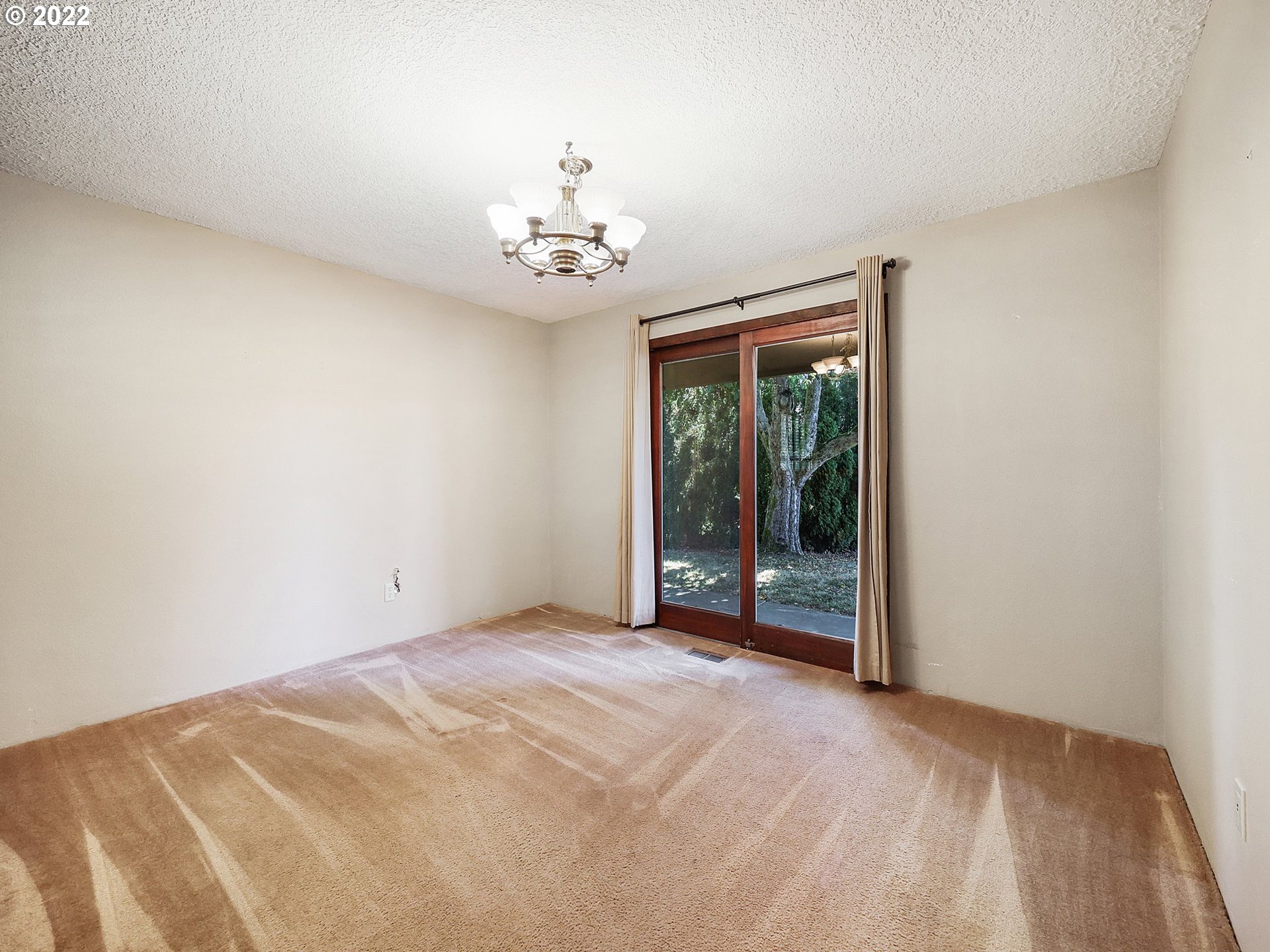 9696 South Gribble Road Canby, OR 97013 - Photo 5 of 32 a view of an empty room with a window