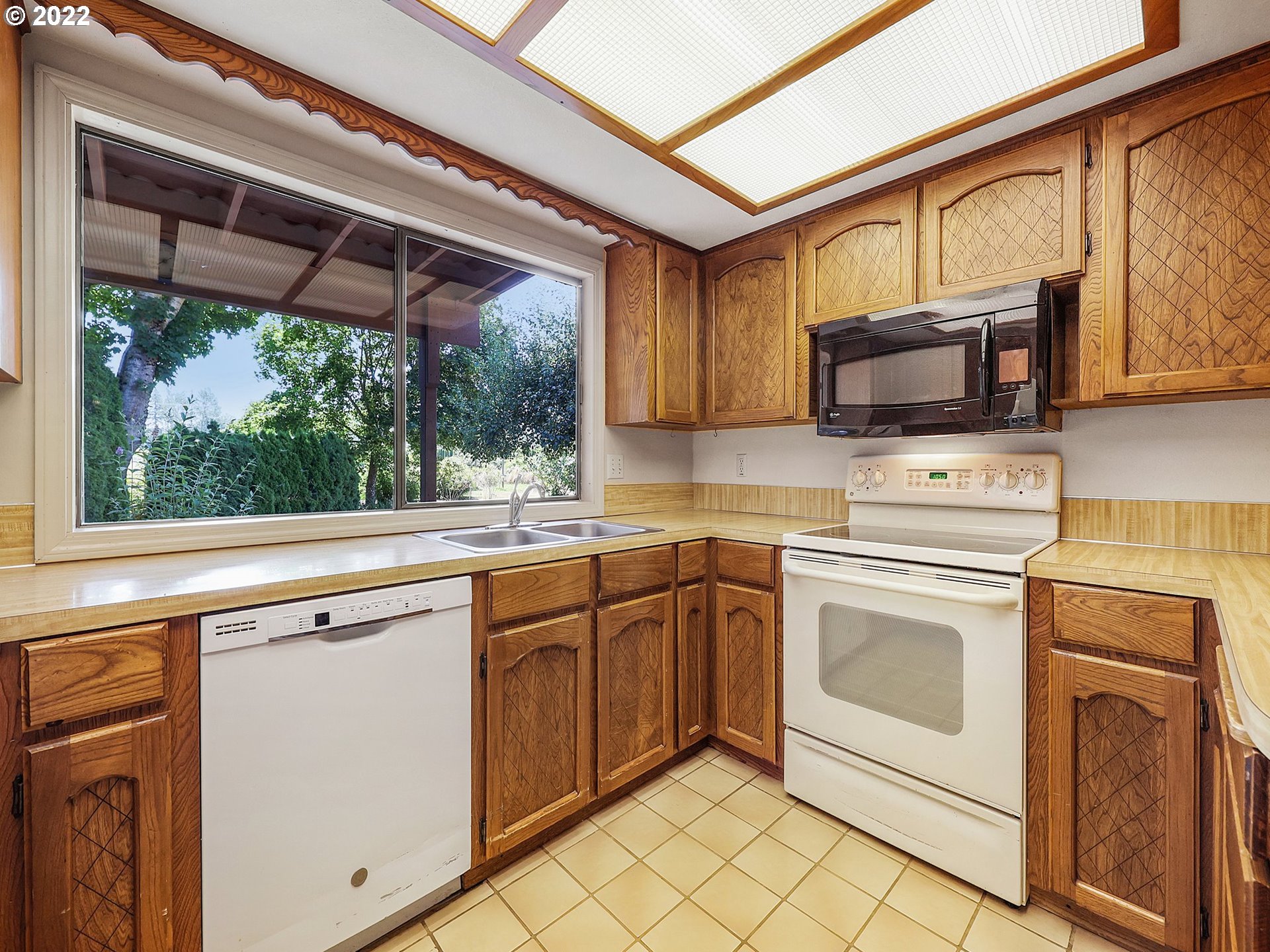 9696 South Gribble Road Canby, OR 97013 - Photo 7 of 32 a kitchen with a stove a sink and a microwave