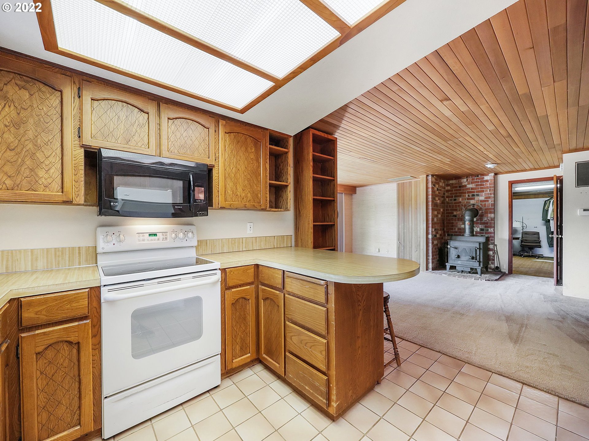 9696 South Gribble Road Canby, OR 97013 - Photo 8 of 32 a kitchen with a stove sink and a microwave