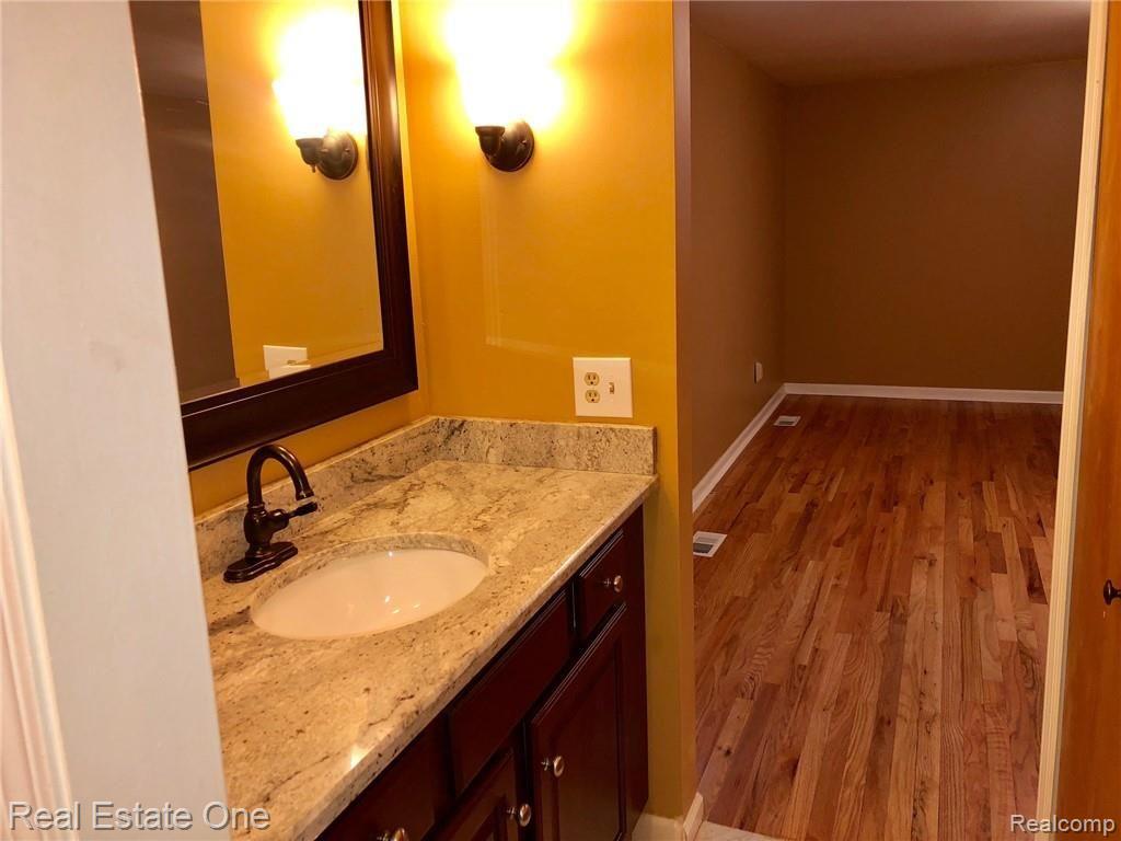 35687 Johnstown Road Farmington Hills, MI 48335 - Photo 11 of 22