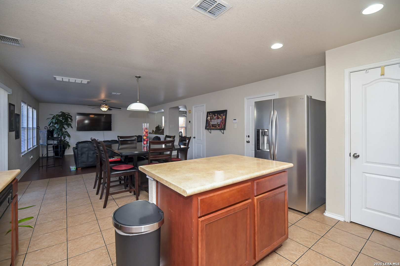 7207 Avery Road Live Oak, TX 78233 - Photo 18 of 42 a kitchen with a table and chairs