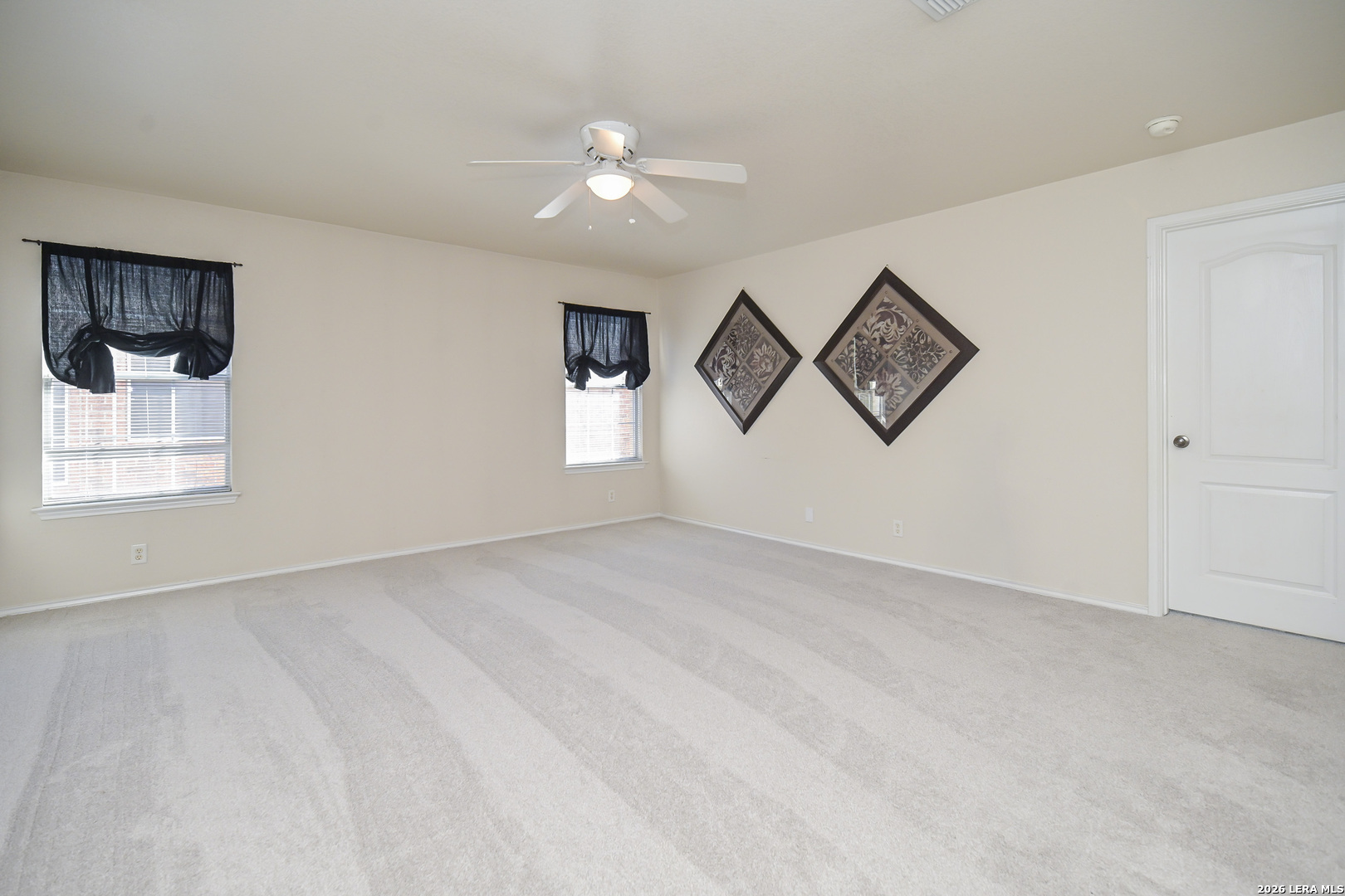 7207 Avery Road Live Oak, TX 78233 - Photo 20 of 42 an empty room with windows and cabinet