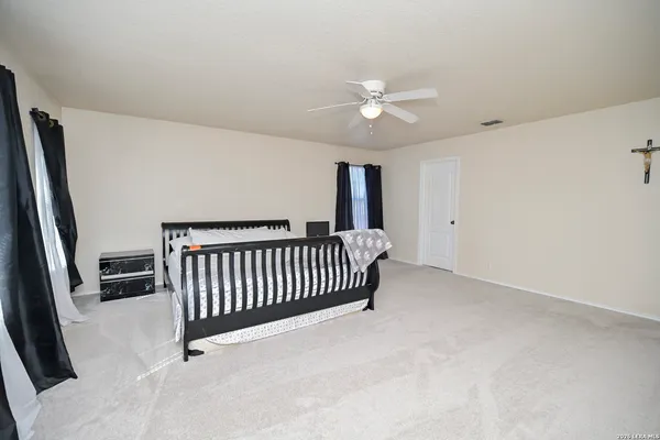 a view of livingroom with furniture