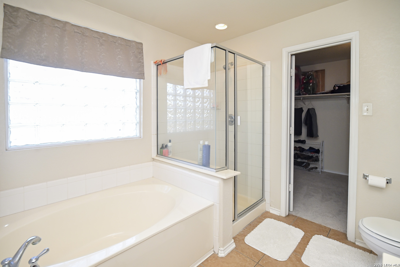 7207 Avery Road Live Oak, TX 78233 - Photo 32 of 42 a bathroom with a bathtub and a toilet