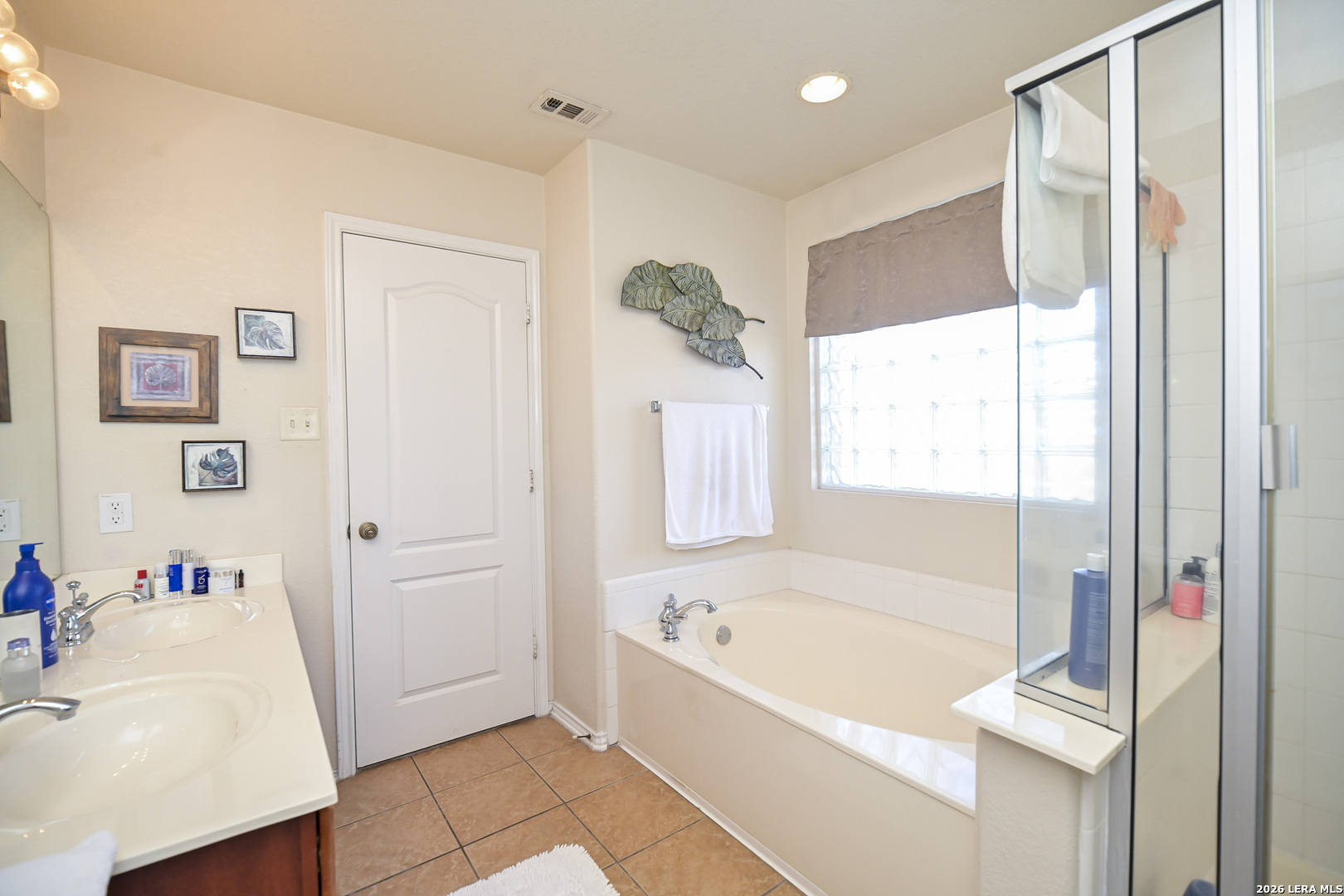 7207 Avery Road Live Oak, TX 78233 - Photo 33 of 42 a bathroom with a tub a sink and a large mirror
