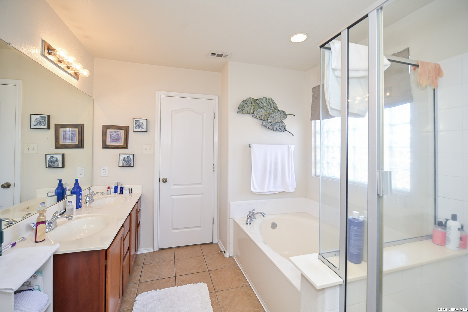7207 Avery Road Live Oak, TX 78233 - Photo 34 of 42 a bathroom with a tub sink and mirror