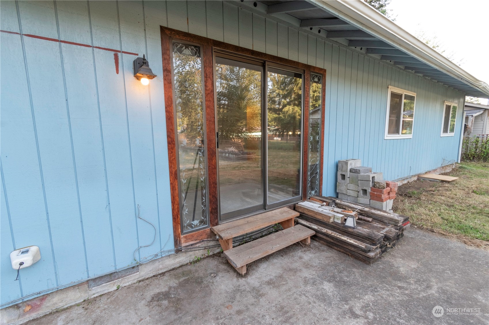7154 Mecklem Road Everson, WA 98247 - Photo 4 of 25 a room with sliding door and wooden floor