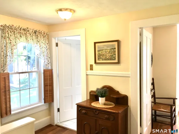 $299,000 | 10 Woods Lane, Simsbury, CT 06070